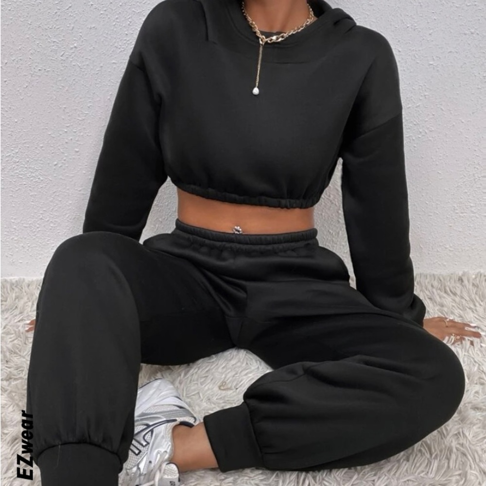 Cropped hoodie and sweatpants set